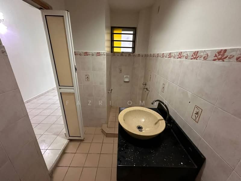 Semi-Detached House for Sale in Bandar Seri Putra (Bangi) - Fazri Omar - Bathroom - PropertyGuru.com.my