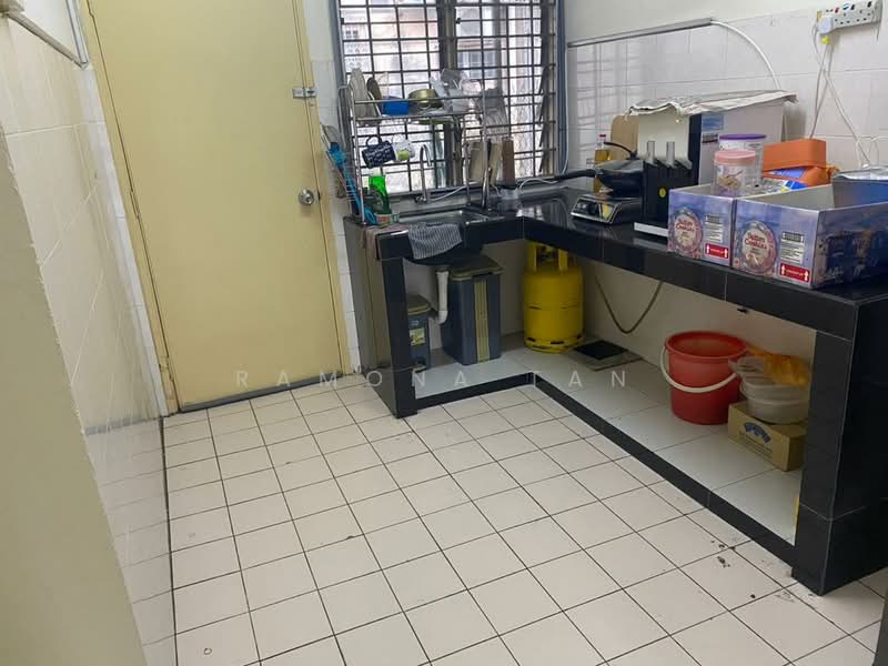 Taman Batu Berendam Putra untuk Untuk Dijual - RM 380,000, Mac 2026 - Kitchen - PropertyGuru.com.my