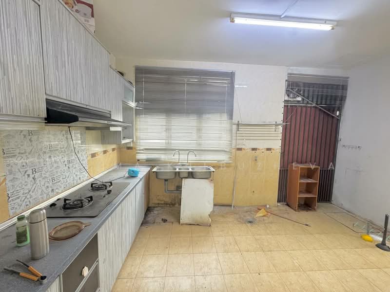 2-storey Terraced House for Sale in Bandar Warisan Puteri (Ampangan) - Zarema Kulbuzheva - Kitchen - PropertyGuru.com.my