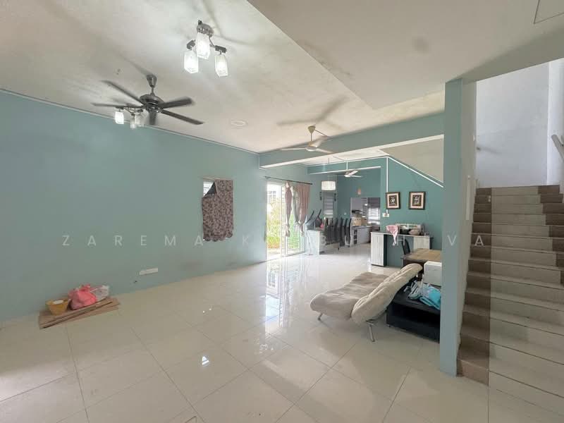 2-storey Terraced House for Sale in Bandar Warisan Puteri (Ampangan) - Zarema Kulbuzheva - Living Room - PropertyGuru.com.my