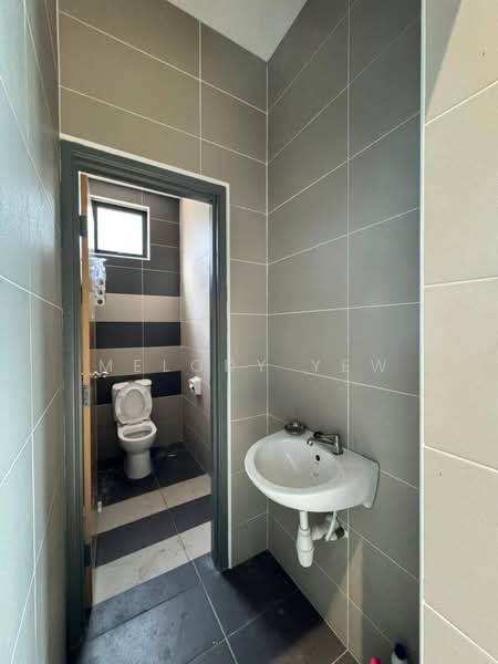 Factory for Rent in Gelang Patah (Johor) - Melody Yew - Bathroom - PropertyGuru.com.my