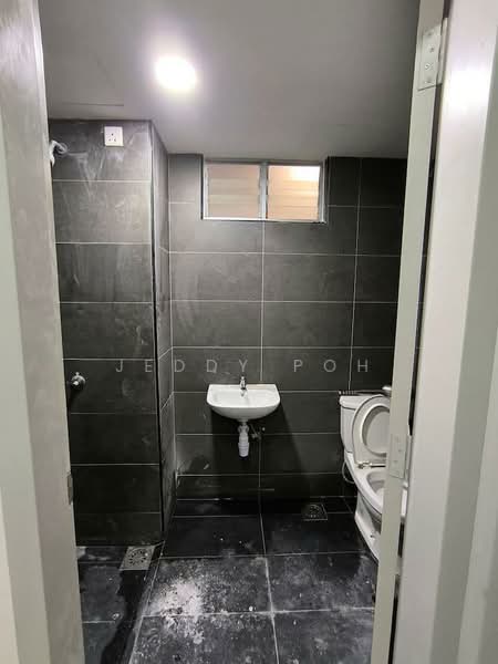 Service Residence for Sale at Midas @ Seri Alam - Jeddy Poh - Bathroom - PropertyGuru.com.my