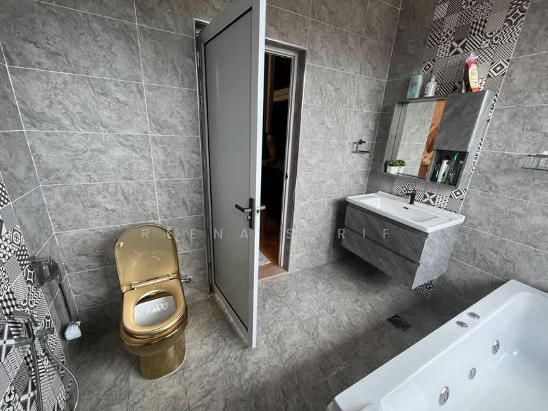 Bungalow for Sale in Klang (Selangor) - Reena Sarif - Bathroom - PropertyGuru.com.my