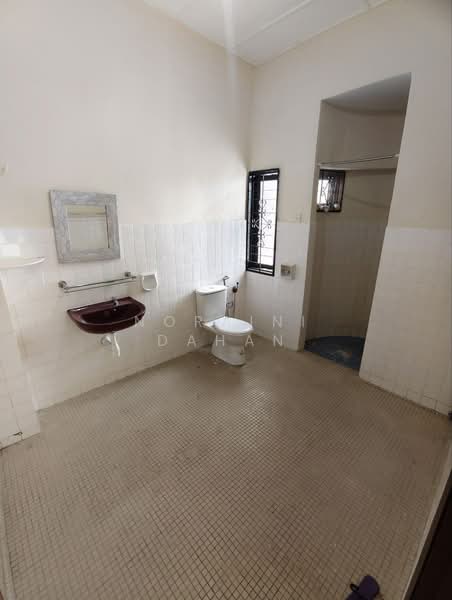 3.5-storey Terraced House for Sale in Ampang Jaya (Ampang) - Noraini Dahan - Bathroom - PropertyGuru.com.my