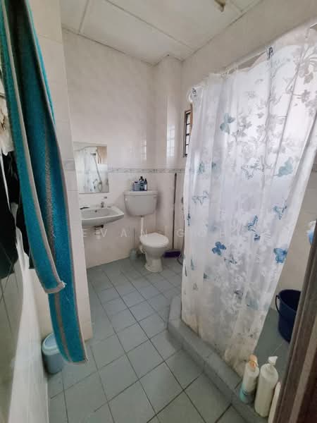 2-storey Terraced House for Sale in Puchong Utama (Seksyen 10) (Puchong) - Evan Goh - Bathroom - PropertyGuru.com.my