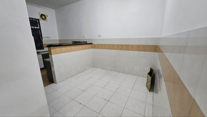 1-storey Terraced House for Sale in Taman Bestari Indah (Ulu Tiram) - Ee Fong Toh - Kitchen - PropertyGuru.com.my
