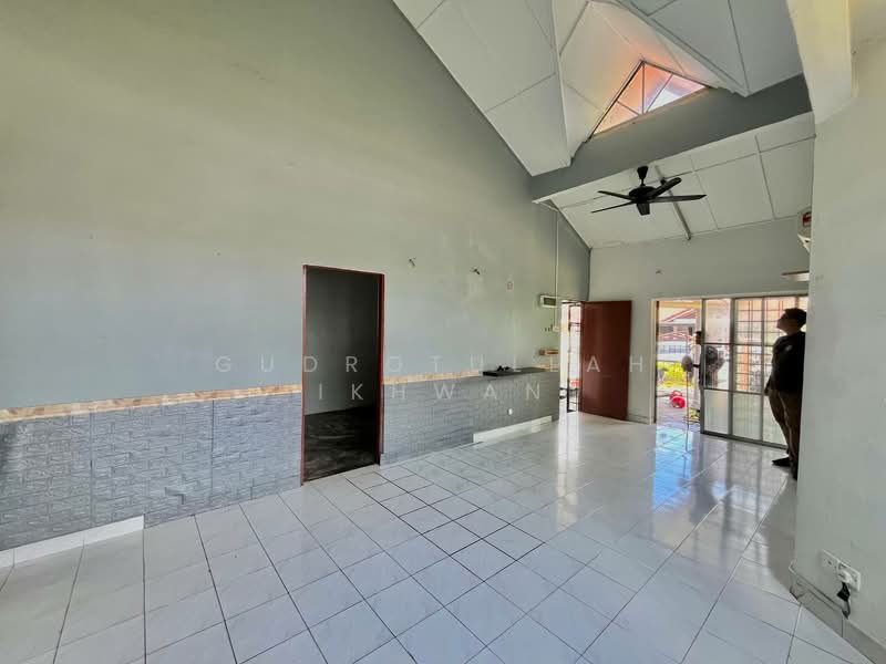 1-storey Terraced House for Sale in Bandar Baru Bangi (Selangor) - Gudrotullah Ikhwan - Living Room - PropertyGuru.com.my