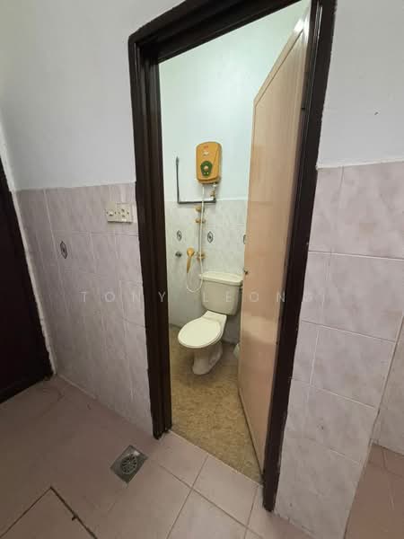 KAPAR 1.5 STOREY LANDE HOUSE FOR SALE , KLANG, BELOW MARKET VALUE untuk Untuk Dijual - RM 360,000, Mac 2026 - Bathroom - PropertyGuru.com.my