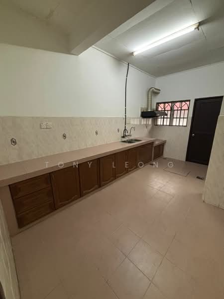 KAPAR 1.5 STOREY LANDE HOUSE FOR SALE , KLANG, BELOW MARKET VALUE untuk Untuk Dijual - RM 360,000, Mac 2026 - Kitchen - PropertyGuru.com.my