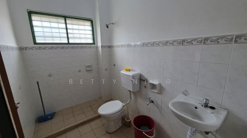 2-storey Terraced House for Rent in Puchong (Selangor) - Betty Ning - Shared bathroom for room #2 & #3 - PropertyGuru.com.my
