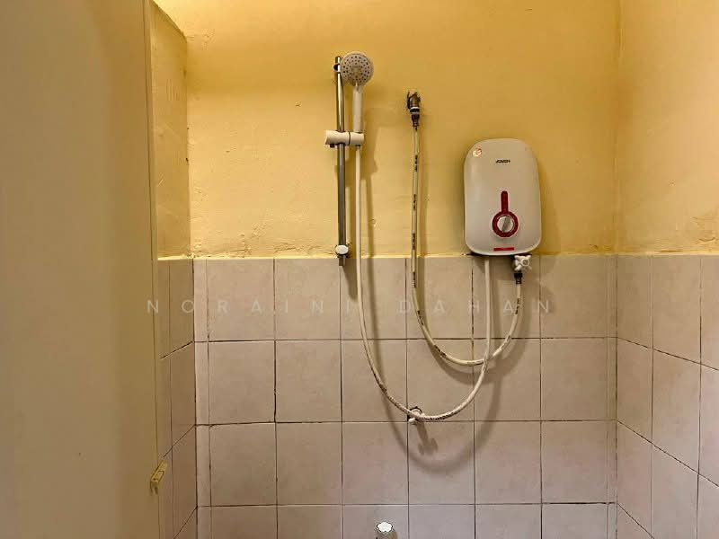 Flat for Sale at Pangsapuri Berembang Indah - Noraini Dahan - Bathroom - PropertyGuru.com.my