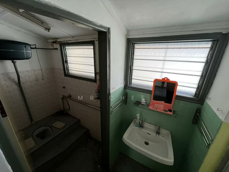 Semi-Detached House for Sale in Taman Merdeka (Ipoh) - Mr Chee - Bathroom - PropertyGuru.com.my