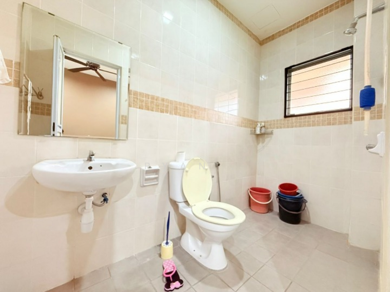 Semi-Detached House for Sale in Setia Alam (Selangor) - Ryan . - Bathroom - PropertyGuru.com.my