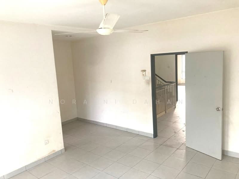 3-storey Terraced House for Sale in Taman Aman Permai (Bangi) - Noraini Dahan - Living Room - PropertyGuru.com.my
