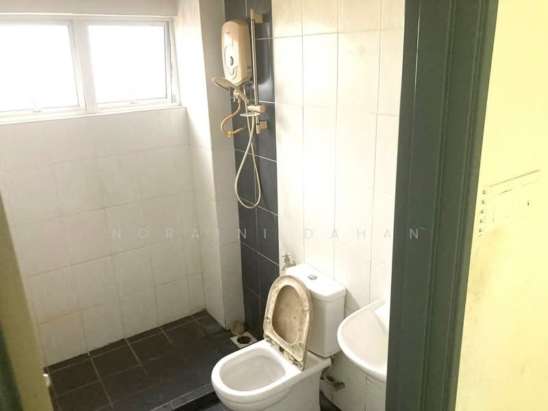 3-storey Terraced House for Sale in Kajang (Selangor) - Noraini Dahan - Bathroom - PropertyGuru.com.my
