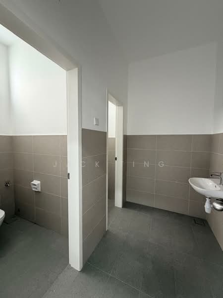 Eco Business Park 1 untuk Untuk Disewa - RM 22,000 /bulan, Mac 2026 - Bathroom - PropertyGuru.com.my