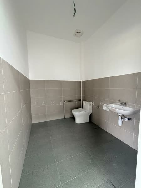 Eco Business Park 1 untuk Untuk Disewa - RM 22,000 /bulan, Mac 2026 - Bathroom - PropertyGuru.com.my