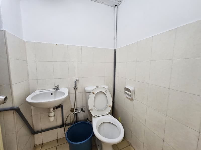 Pangsapuri untuk Dijual di Bayu Puteri - Goh Kien Hua - Bathroom - PropertyGuru.com.my
