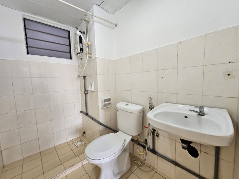 Pangsapuri untuk Dijual di Bayu Puteri - Goh Kien Hua - Bathroom - PropertyGuru.com.my