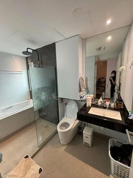 Pangsapuri untuk Dijual di Molek Pine 4 - Vic Lim - Bathroom - PropertyGuru.com.my