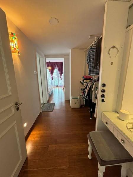 Pangsapuri untuk Dijual di Molek Pine 4 - Vic Lim - Corridor - PropertyGuru.com.my