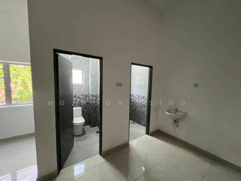 Shop / Office for Rent in Rawang (Selangor) - Ng Moon Tsing - Bathroom - PropertyGuru.com.my