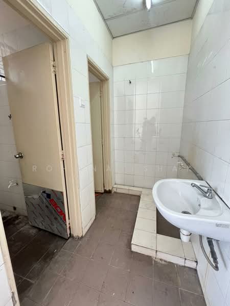 Shop for Rent in Puncak Alam (Selangor) - Rohana Ishak - Bathroom - PropertyGuru.com.my