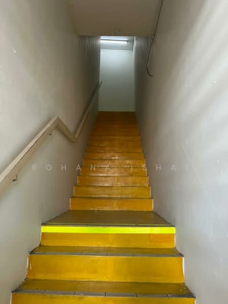 Shop for Rent in Puncak Alam (Selangor) - Rohana Ishak - Corridor - PropertyGuru.com.my