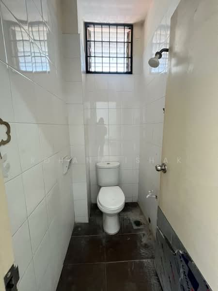 Shop for Rent in Puncak Alam (Selangor) - Rohana Ishak - Bathroom - PropertyGuru.com.my