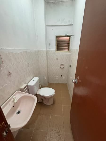 Apartment for Rent at Pangsapuri Sri Alpinia - Alan Chan - Bathroom - PropertyGuru.com.my