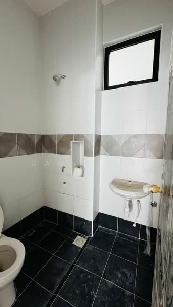 Rumah Teres 2 Tingkat untuk Dijual di Taman Austin Duta (Tebrau) - Danny See - Bathroom - PropertyGuru.com.my