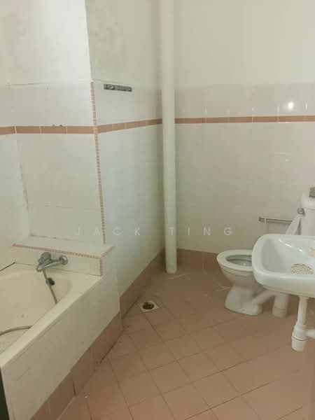 Taman Pulai Utama untuk Untuk Disewa - RM 2,200 /bulan, Mac 2026 - Bathroom - PropertyGuru.com.my