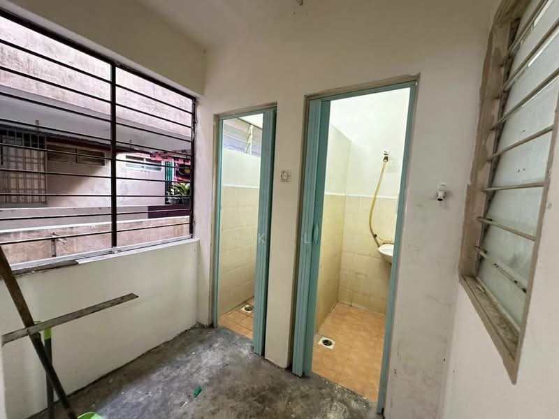 Taman Perwira Indah untuk Untuk Dijual - RM 130,000, Mac 2026 - Bathroom - PropertyGuru.com.my