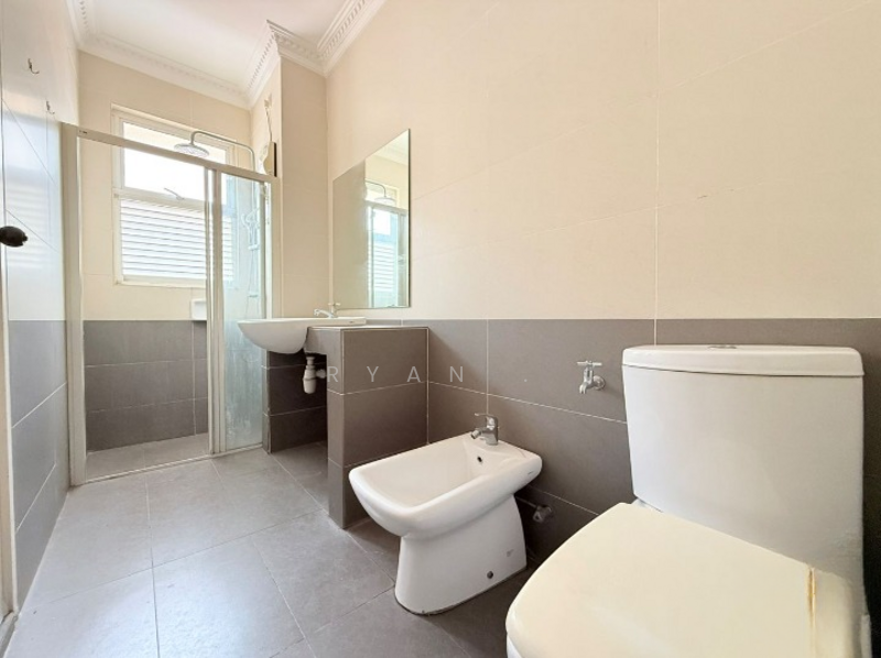 3-storey Terraced House for Sale in Shah Alam (Selangor) - Ryan . - Bathroom - PropertyGuru.com.my