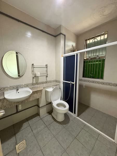 Taman Molek untuk Untuk Disewa - RM 2,500 /bulan, Mac 2026 - Bathroom - PropertyGuru.com.my
