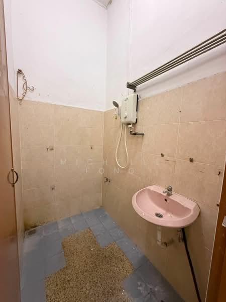 1-storey Terraced House for Sale in Taman Johor Jaya (Johor Bahru) - Michelle Fong - Bathroom - PropertyGuru.com.my