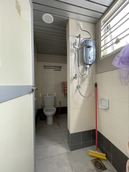 Service Residence for Sale at The Embassy (Bangunan Duta Impian) - Calley Chin - Bathroom - PropertyGuru.com.my