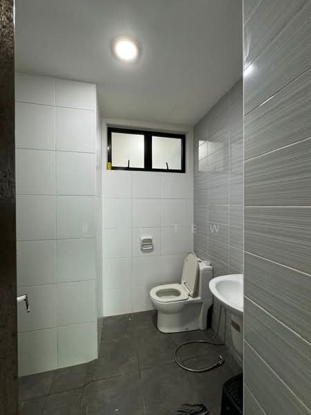Service Residence for Sale at Sky Oasis Residence (Pangsapuri Oasis 1) - Rene Tew - Bathroom - PropertyGuru.com.my