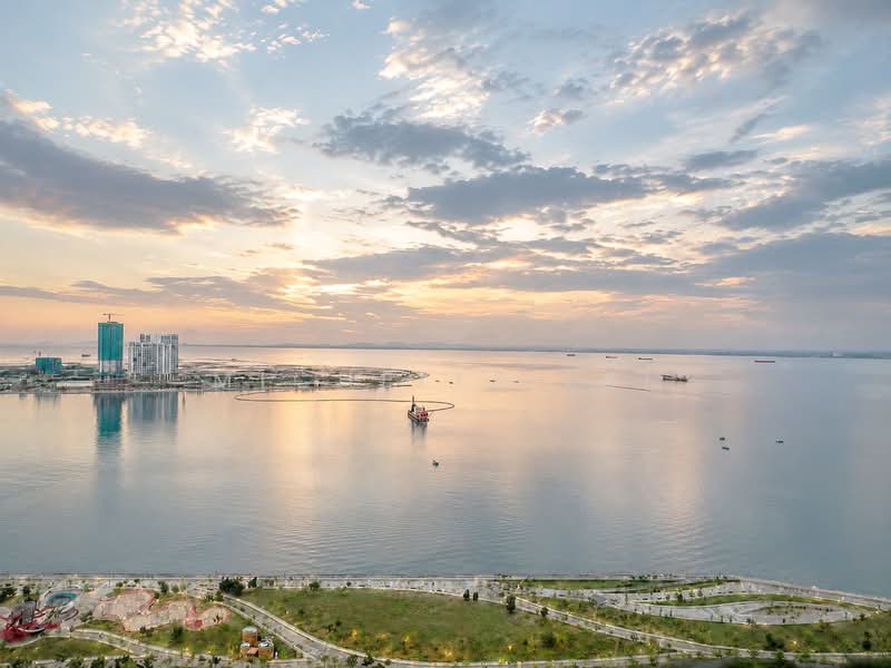Kondominium untuk Dijual di Gurney Beach Resort - Michelle Lai - Exterior - PropertyGuru.com.my