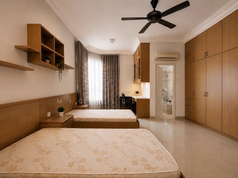 Kondominium untuk Dijual di Gurney Beach Resort - Michelle Lai - Bedroom - PropertyGuru.com.my