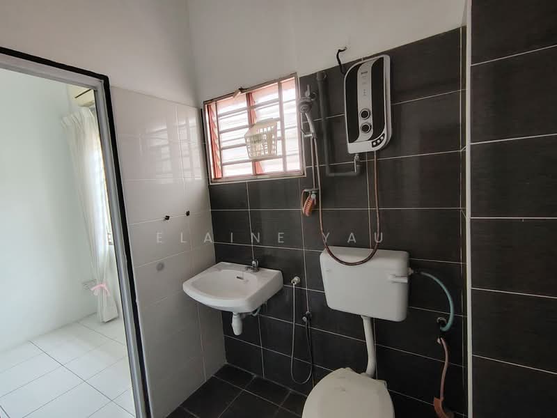 Semi-Detached House for Sale in Taman Bukit Serdang (Seri Kembangan) - Elaine Yau - Bathroom - PropertyGuru.com.my