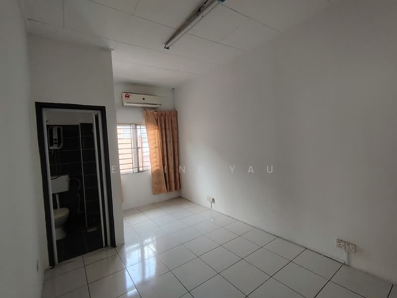 Semi-Detached House for Sale in Taman Bukit Serdang (Seri Kembangan) - Elaine Yau - Bathroom - PropertyGuru.com.my