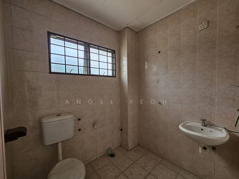 Terraced House for Sale in Seri Kembangan (Selangor) - Angel Yeoh - Bathroom - PropertyGuru.com.my