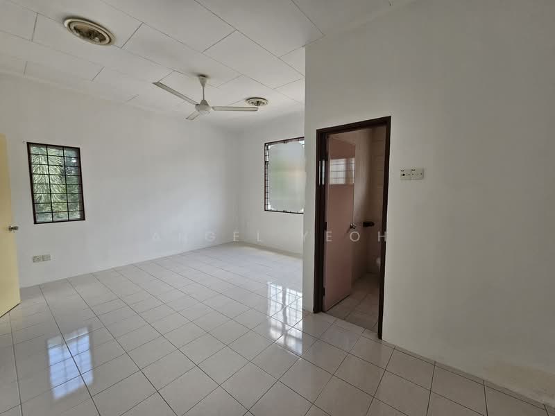 Terraced House for Sale in Seri Kembangan (Selangor) - Angel Yeoh - Bathroom - PropertyGuru.com.my