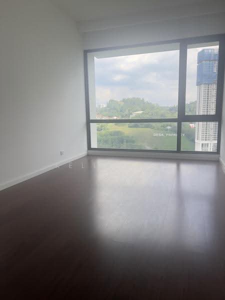 Kediaman Servis untuk Dijual di Park Regent @Desa Park City - Kelly Lam - Bedroom with greenery view - PropertyGuru.com.my