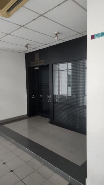 Pejabat Runcit untuk Disewa di Petaling Jaya (Selangor) - Raymond Tan - Entrance - PropertyGuru.com.my