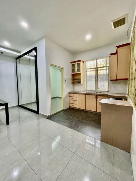 Taman Daya untuk Untuk Disewa - RM 1,800 /bulan, Mac 2026 - Kitchen - PropertyGuru.com.my