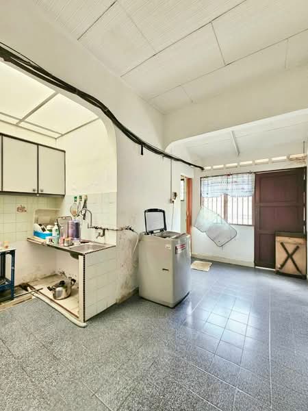 1-storey Terraced House for Sale in Taman Dato Penggawa Barat (Tampoi) - Sharon Ng - Kitchen - PropertyGuru.com.my