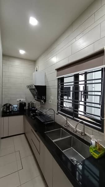 Terrace House Serdang Heights. 5min to Equine, MEX & Sungai Besi Highway. 10min Pavilion Bukit Jalil untuk Untuk Dijual - RM 1,400,000, Mac 2026 - Kitchen - PropertyGuru.com.my