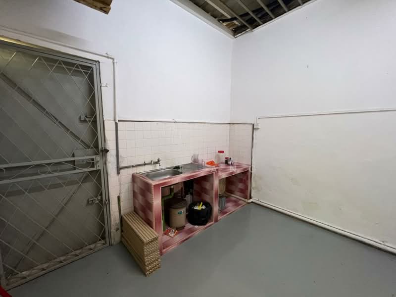 Shop / Office for Rent in Taman Ungku Tun Aminah (Skudai) - Jeff Ang - Kitchen - PropertyGuru.com.my